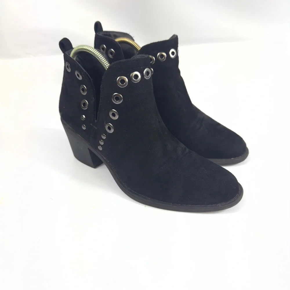 Women's Grommet Ankle Booties - Side Cut Out, Pull On, Stacked Heel Black Sz: 7